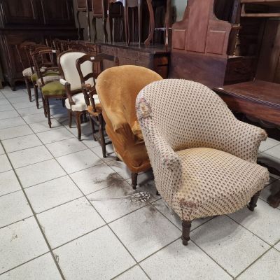 Deux fauteuils crapauds. Époque XIXe - début XXe siècle.