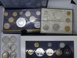 beaucoup de pièces de monnaie dans une boîte sur la table