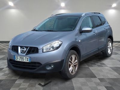 La Nissan RAV bleue est garée sur un sol à damier.