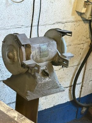 une machine posée sur une table dans une pièce
