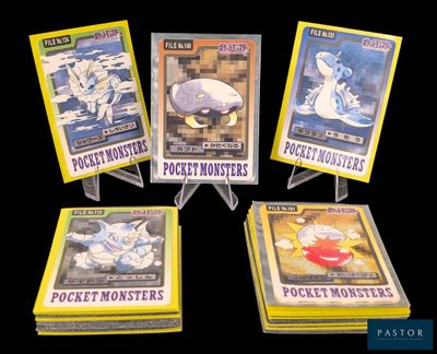 Cinq cartes à collectionner Pokémon sont exposées sur un fond noir