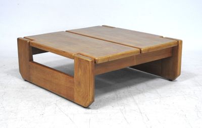 une petite table en bois avec un plateau en bois posé sur un support blanc