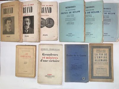 de nombreux livres anciens accrochés au mur d'une pièce