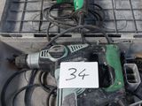 une boîte à outils posée par terre, avec une étiquette de prix dessus