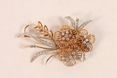 Broche bouquet de fleurs en or jaune 750 ‰ sertie de diamant… - Photo 1