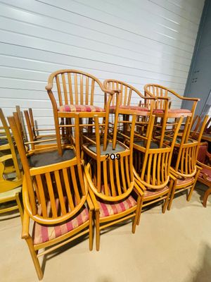 beaucoup de chaises et de tables en bois dans une pièce