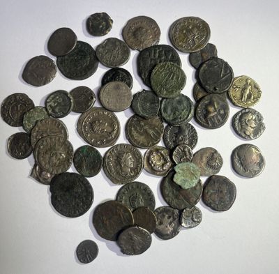 une pile de vieilles pièces de monnaie sur une surface blanche