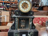 une horloge posée sur une table dans un magasin
