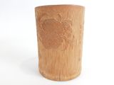 un vase en bois orné d'un motif sculpté
