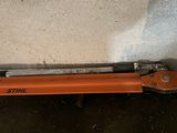 une agrafeuse orange posée sur une table près d'un mur