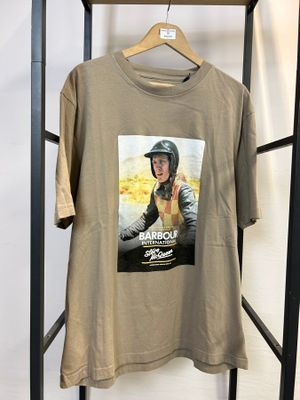 Le t-shirt est orné d'une image représentant une femme portant un casque