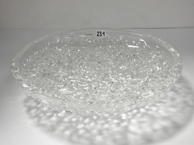 un bol en verre posé sur une table