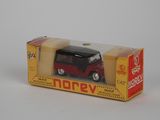 une petite voiture rouge et noire dans une boîte