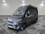 une camionnette argentée garée dans une pièce