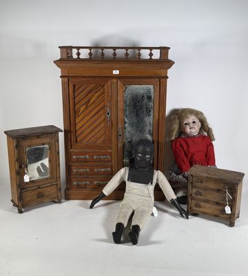 une poupée assise à côté d'une commode et une poupée assise à côté d'une chaise