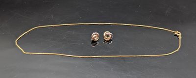 Ensemble collier et boucles d'oreilles plaqués or sur un fond noir