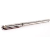un gros plan d'un stylo sur une surface blanche avec un fond blanc