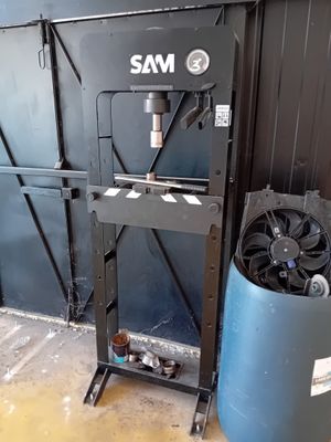 la photo d'une machine qui se trouve dans un garage