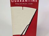 une boîte de quarantaine posée sur une surface blanche
