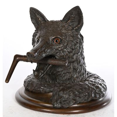une statue représentant un chien avec une pipe à la bouche