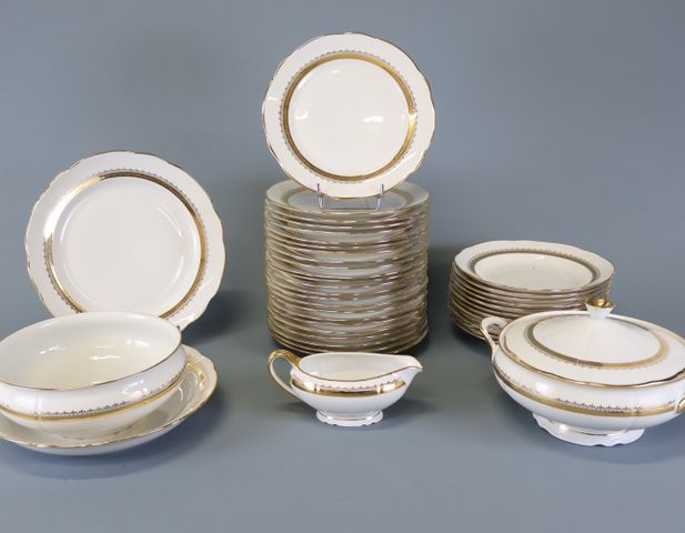 SOLOGNE LARCHEVEQUE - Partie de service en porcelaine de forme ch...