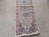 tapis posé au sol au milieu du salon