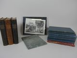 plusieurs livres sont empilés sur une table