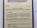 un gros plan d'un document bordé d'un liseré bleu