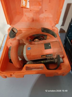 une boîte orange contenant un outil, posée sur une table