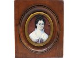 une vieille photo d'une femme en robe blanche, dans un cadre en bois
