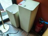 deux poubelles posées l'une à côté de l'autre sur le sol