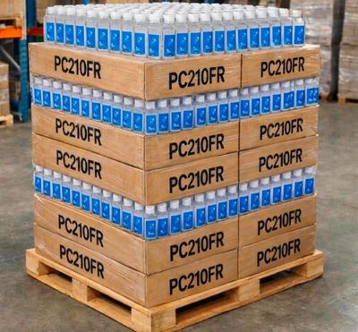 Des cartons d'eau sont empilés sur une palette dans un entrepôt