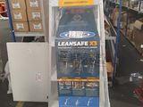 une pile de cartons sur une étagère dans un entrepôt