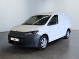 La camionnette blanche est garée dans une grande pièce au sol noir