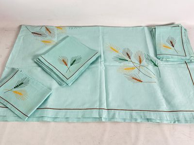 une photo représentant un ensemble de quatre sets de table et serviettes posés sur un lit