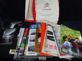 beaucoup de magazines et un sac sur la table