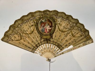 un ventilateur orné d'une peinture, accroché au mur