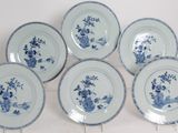 six assiettes bleues et blanches ornées de fleurs sur fond blanc