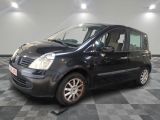 la photo d'une petite camionnette noire garée dans un garage