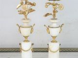 deux vases posés sur une table