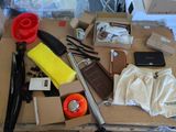 une table sur laquelle se trouvent beaucoup d'objets