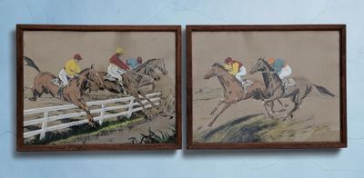 deux tableaux représentant des chevaux et des jockeys accrochés au mur