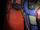 un homme qui travaille sur une machine dans l'obscurité