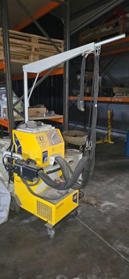 une machine qui se trouve à l'intérieur d'un entrepôt