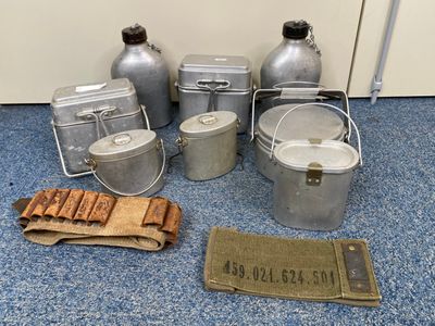 Lot d'équipement comprenant deux gamelles, deux bidons, deux…