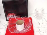 un rouleau de papier toilette posé sur une table à côté d'un verre d'eau