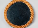 une image représentant un miroir rond entouré d'une corde