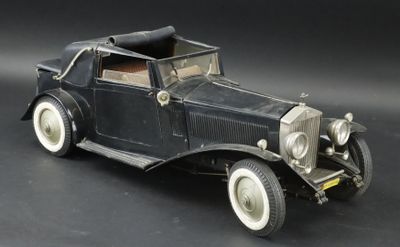 une petite voiture posée sur une surface noire
