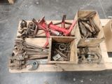 une boîte en bois remplie d'outils divers posée sur une table