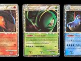 Trois cartes Pokémon différentes sont représentées sur un fond noir.